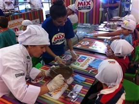 Crianças se divertem aprendendo a cozinhar em Maringá